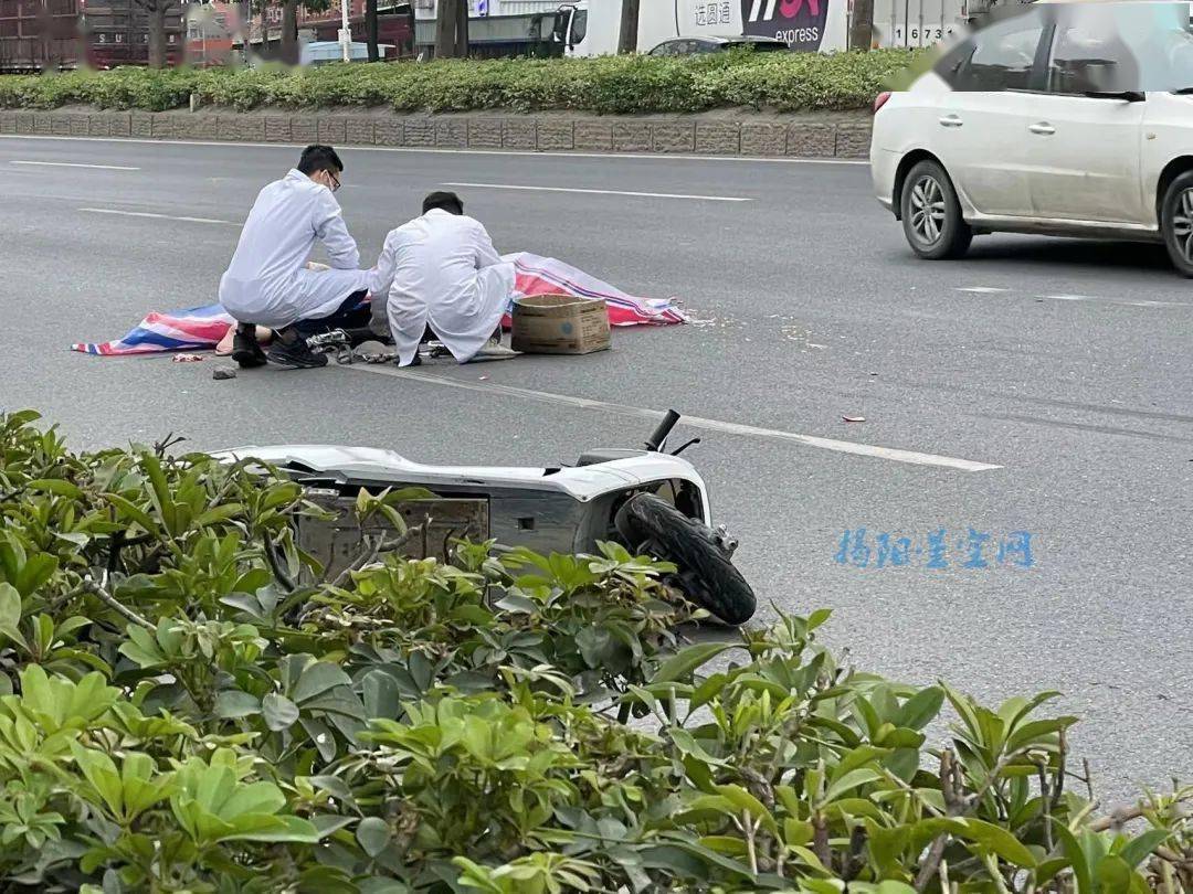 揭阳206国道炮台路段一人发生车祸,当场被盖三色布._生活_视频_网友