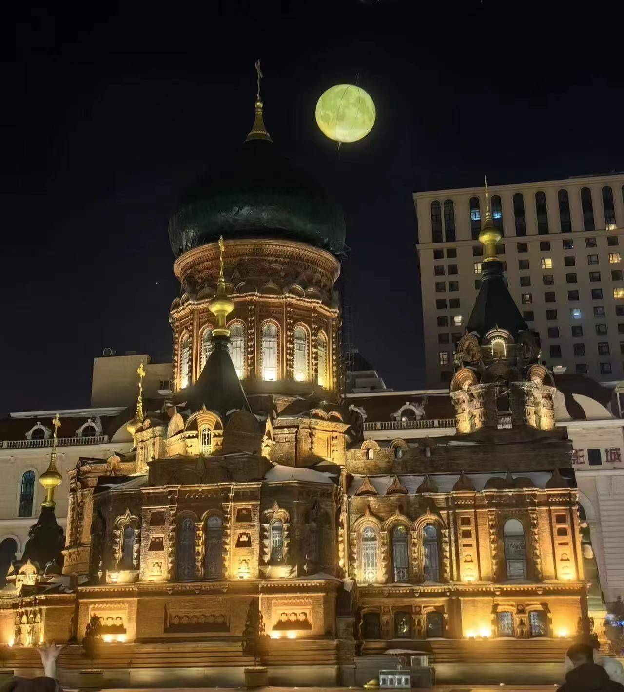 索菲亚教堂旅拍机构推出"飞马踏冰"美拍,马迭尔文旅集团升起人造月亮