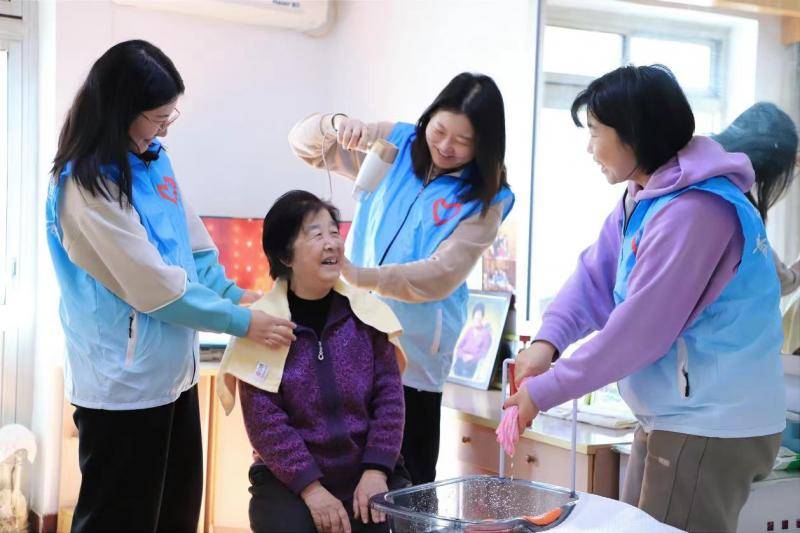 3月3日上午,胜利街道团工委的王红,仇颖,唐雪佳学雷锋志愿服务小组