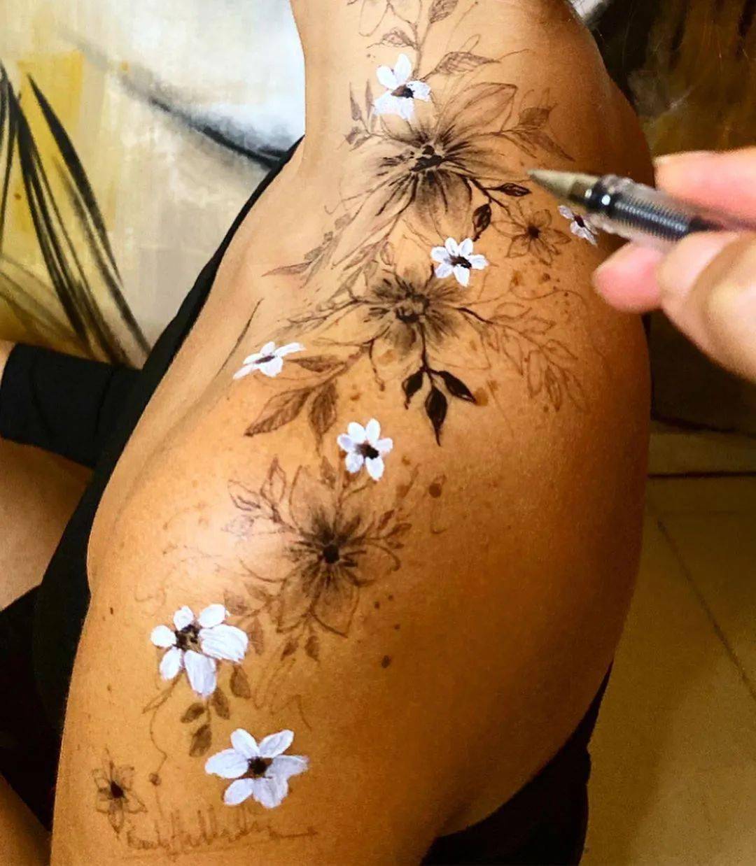 这堪比纹身般的一次性绘画效果也让越来越多的人愿意做她绘画的模特她