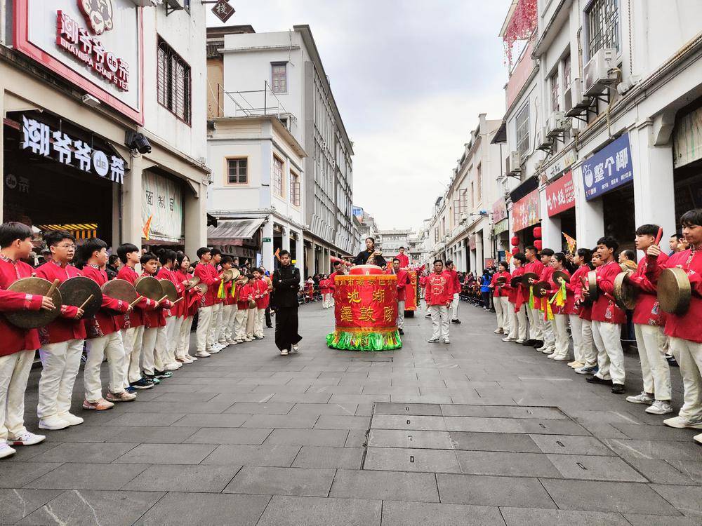 他们组织了十组演出团队,带来包括《京城会》《人逢喜事》等潮剧代表