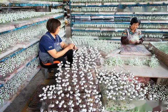 现在她将制作仿真花的原料发放给村里其他村民,让她们代加工