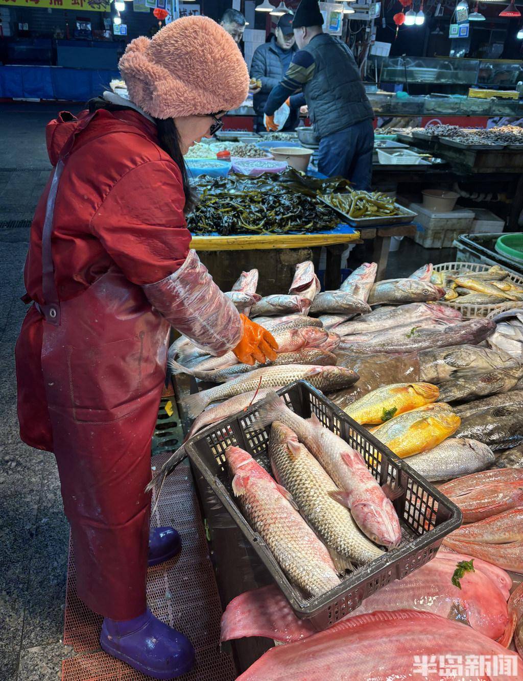 青岛市北区埠西市场里,这里的海鲜市场很热闹,商家在叫卖刚捕捞来的开