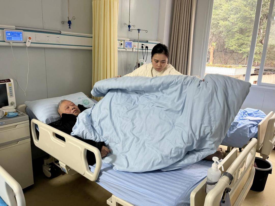 孤寡老人有了两个"女儿"_爷爷_二社区_服务