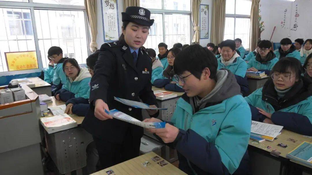 保康禁毒民警为学生送去"健康礼"_毒品_危害_游戏
