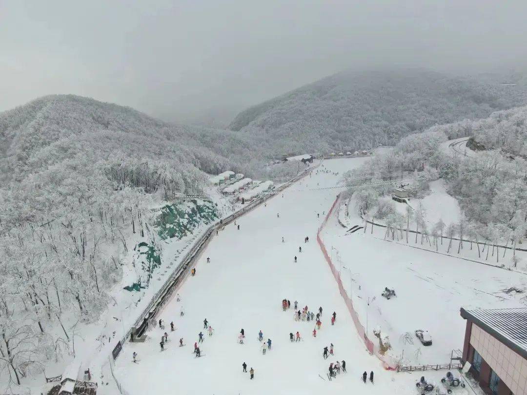 三月不"封板",万亿冰雪产业继续"滚雪球"_许佳艺_滑雪_崇礼