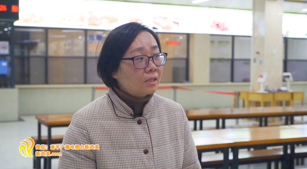 家长代表 范森慧日前,执法人员先后前往建阳二中,曼山幼儿园食堂,重点