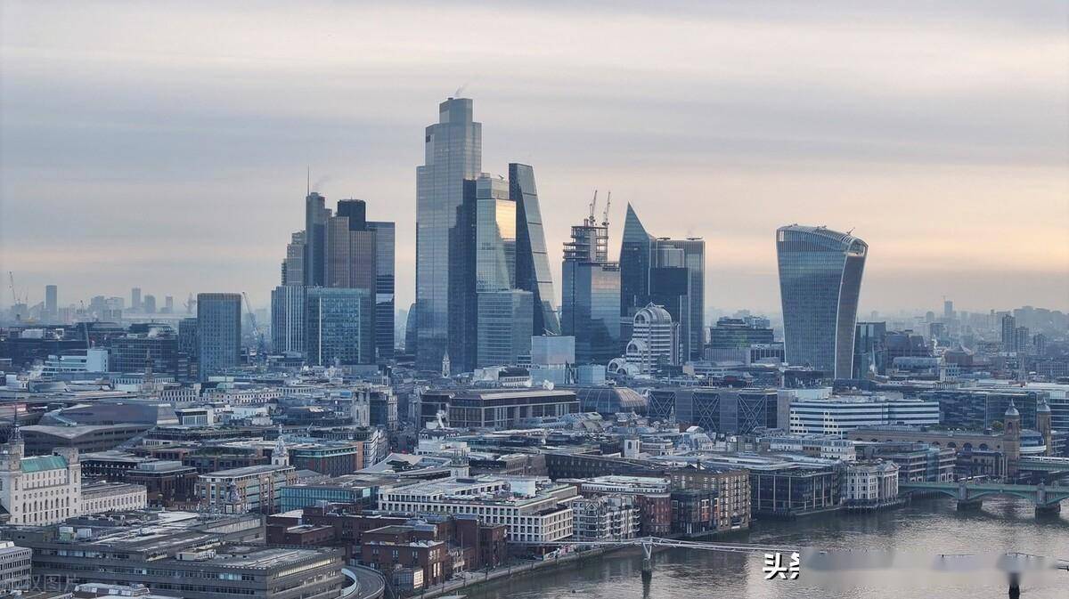 俯瞰英国伦敦,高楼林立尽显城市繁华当