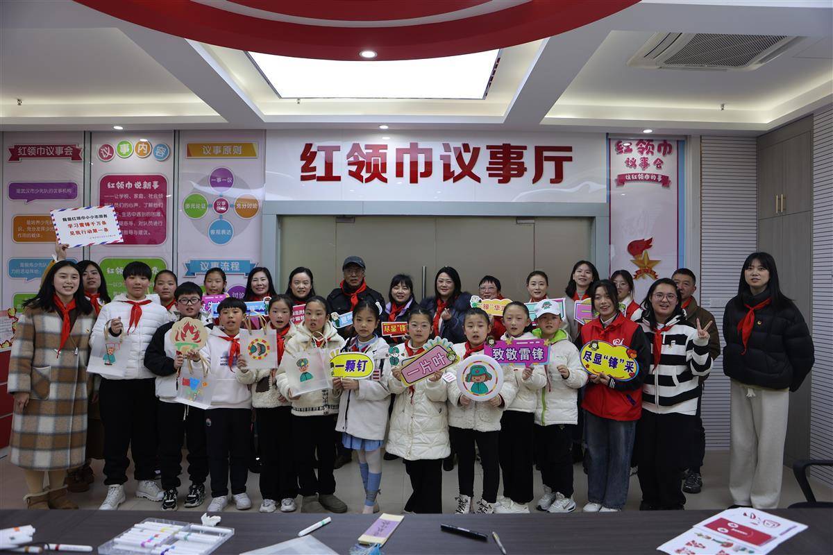 武汉一小学组织"红领巾爱心义卖"活动_少先队员_雷锋_家长