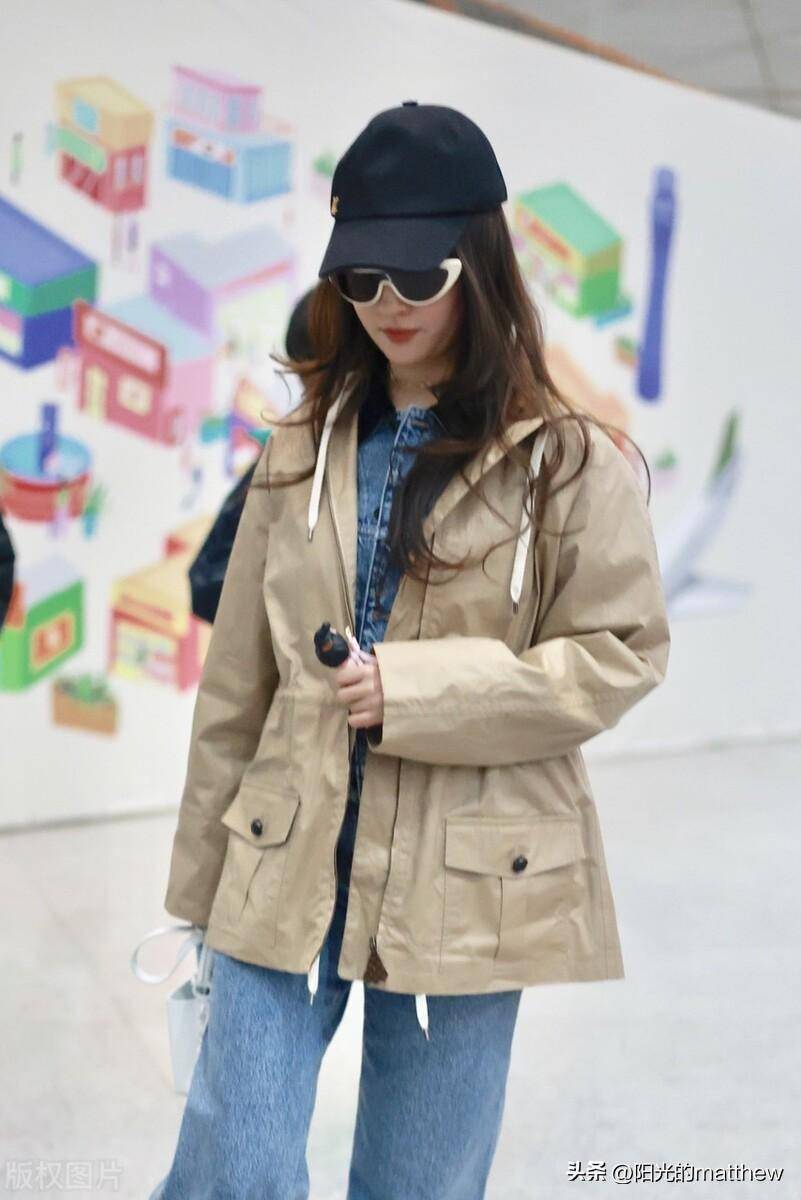 街拍:刘亦菲风衣搭配牛仔套装时髦利落_北京_机场