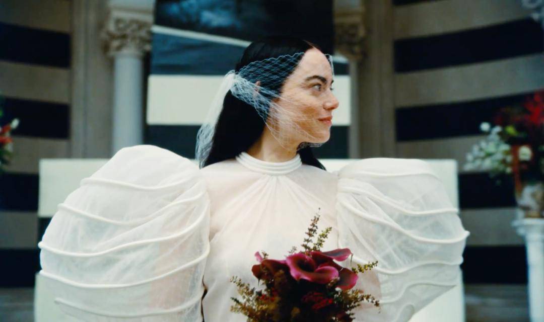 《可怜的东西》里美丽荒诞的裙子,是故事的另一种语言_holly_bella