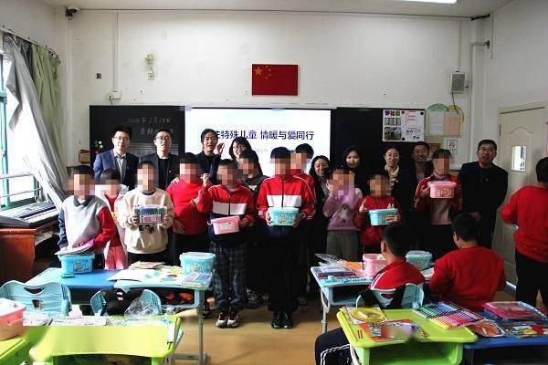 学雷锋出实招 志愿者关注特殊儿童送上暖心陪伴_服务_活动_青岛