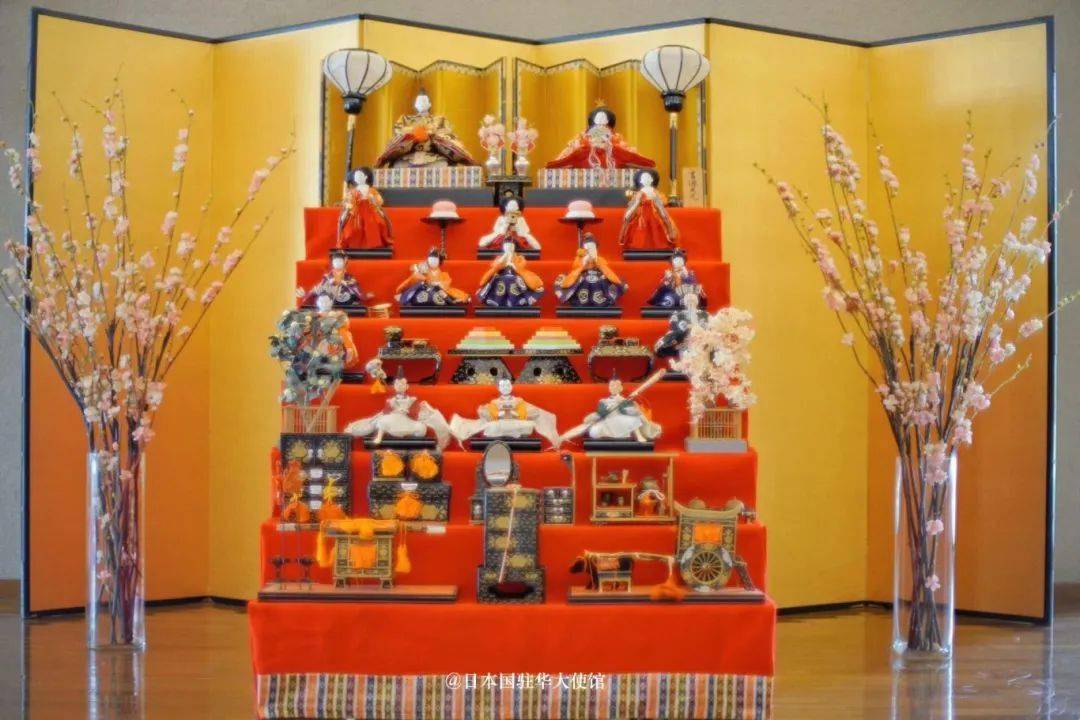 传统的女儿节人偶的装束,还原的是日本的宫廷服饰.