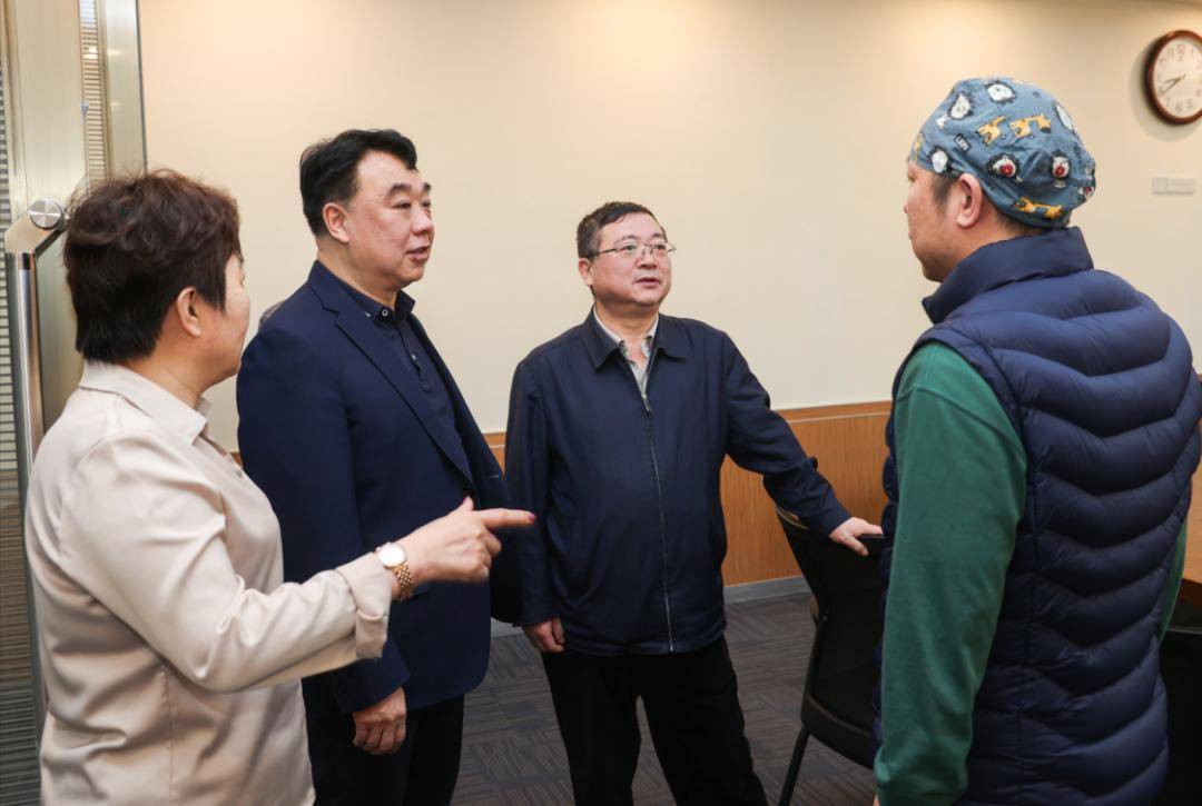 党委书记郭利平代表院党委向孟涛同志致以亲切问候与崇高敬意,并对他