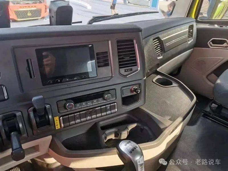 靓丽的"大黄蜂" 近看重汽豪沃max轻奢版6×4牵引车_搜狐汽车_搜狐网