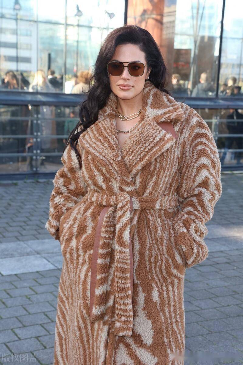 阿什利格雷厄姆现身stellamccartney2024秋冬巴黎时装周秀场