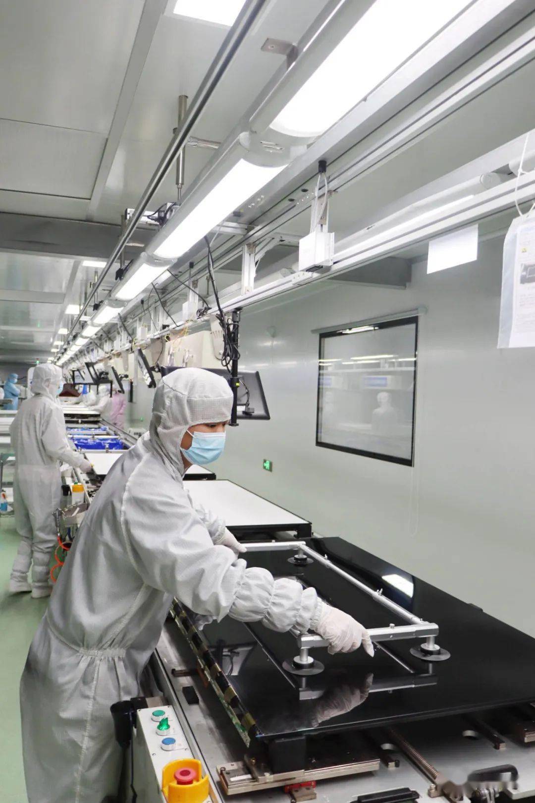 进入武汉创维洁净车间,一条220米长的生产线从西向东延伸,元器件从