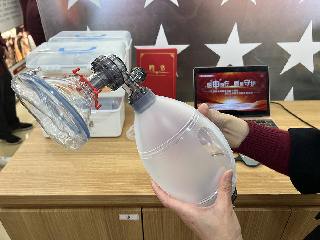 上海医院与地铁联手搞急救培训这种呼吸气囊可替代人工呼吸