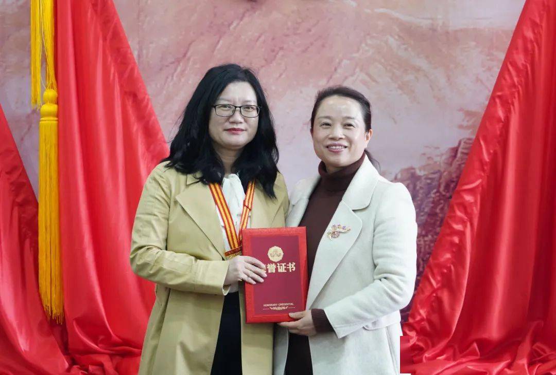 不忘教育初心彰显巾帼风采我县恭城中学校长莫艳荣获广西三八红旗手