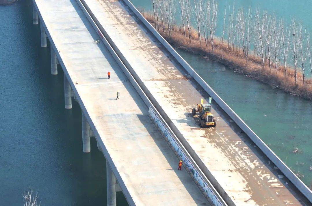 阳新高速民权段黄河故道特大桥桥面主体基础完工