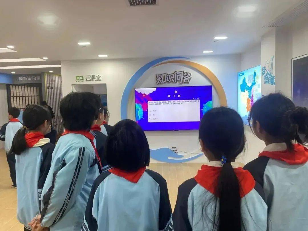 图 | 学生们参观体验模拟法庭图 | 学生们观看法治教育宣传片图