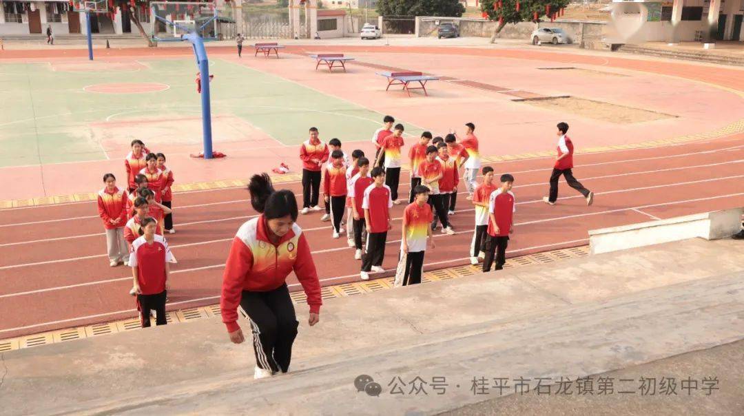 平南县教育教育局领导与平南县20所初中校长骨干教师到石龙二中观摩