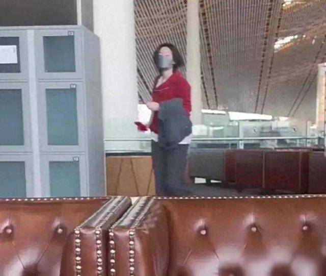 王菲近况曝光55岁还没白头发享受二人世界在谢霆锋面前温