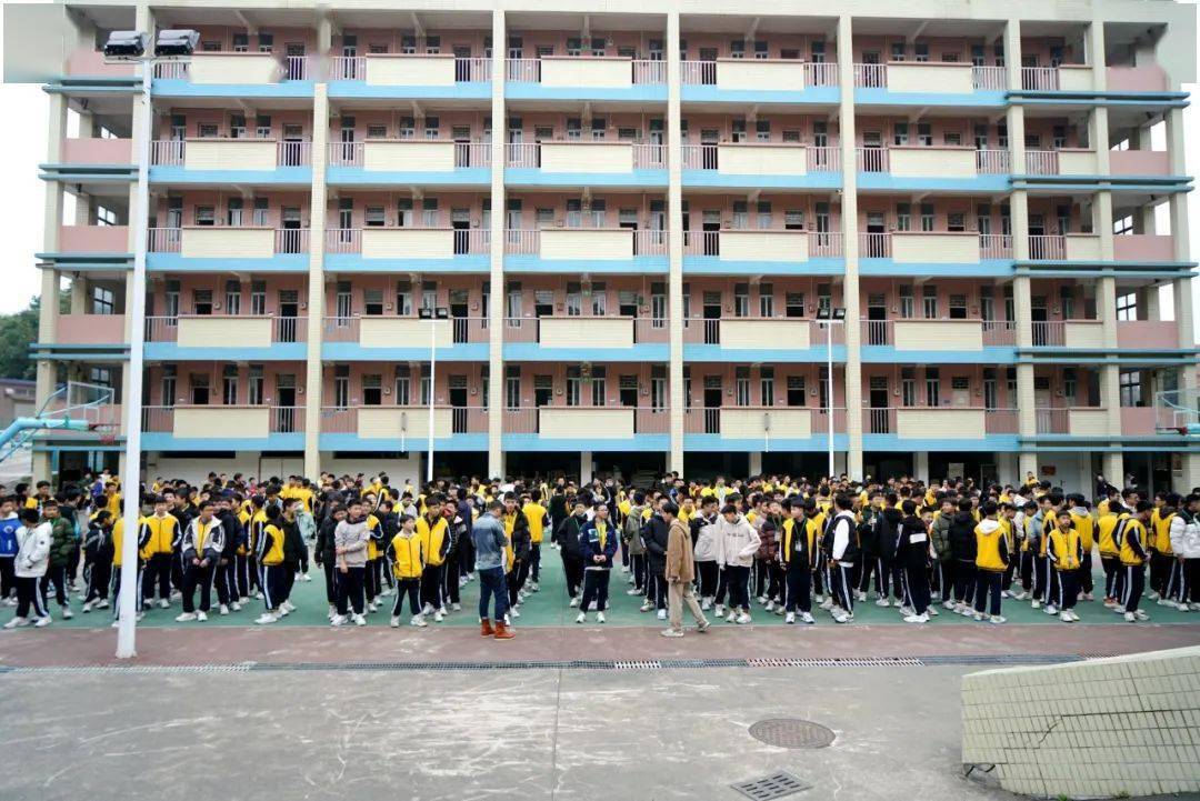 多元育人绿色旗中生命高于一切安全重于泰山旗峰中学学生宿舍突发事故