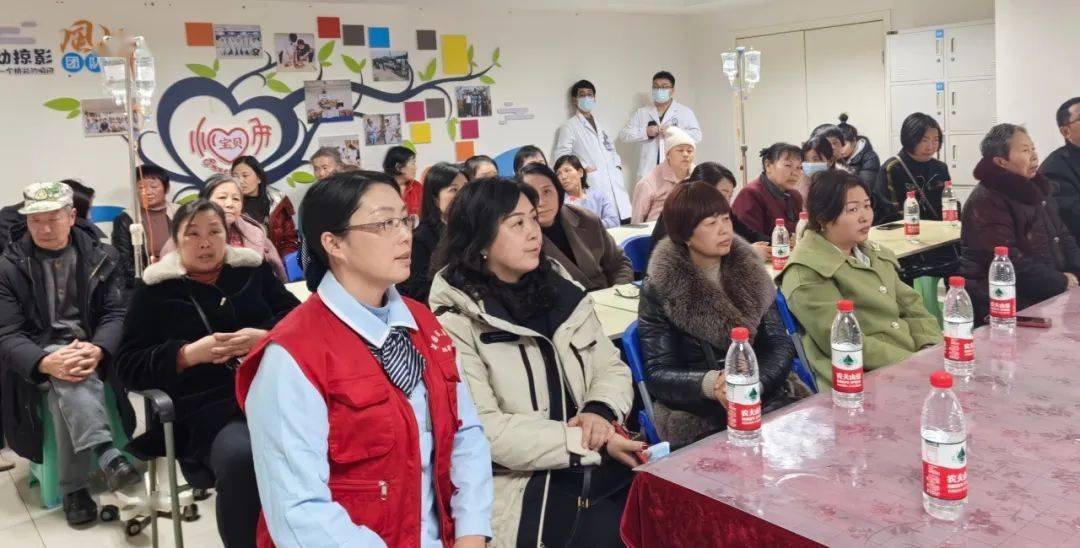 本次讲座由区人民医院胸心甲乳外科张绍伟主任主讲.