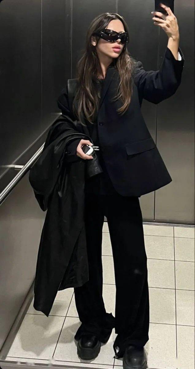 趋势2024海外爆火的女装大佬风mobwife白幼瘦过时了