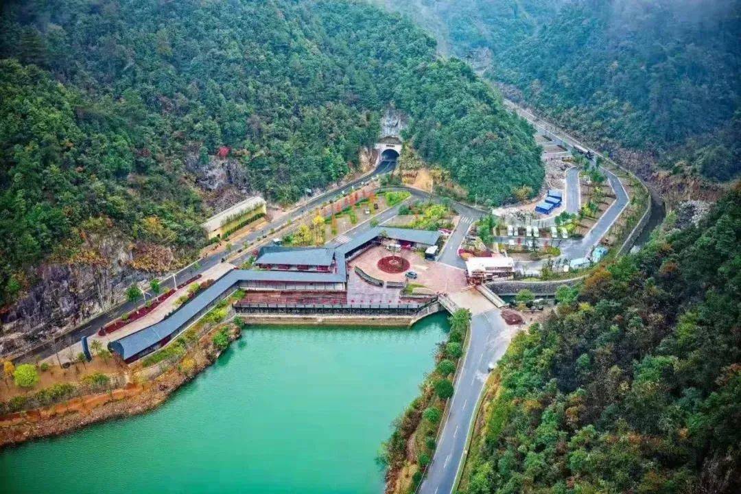 风崖谷景区女士免大门票,男士大门票半价,二次消费项目6折.