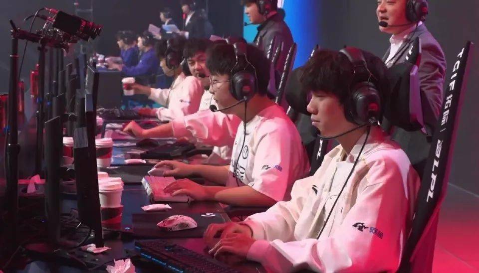 lpl黑马竞争激烈ig成为守擂者打响门票之战两大豪门危险了