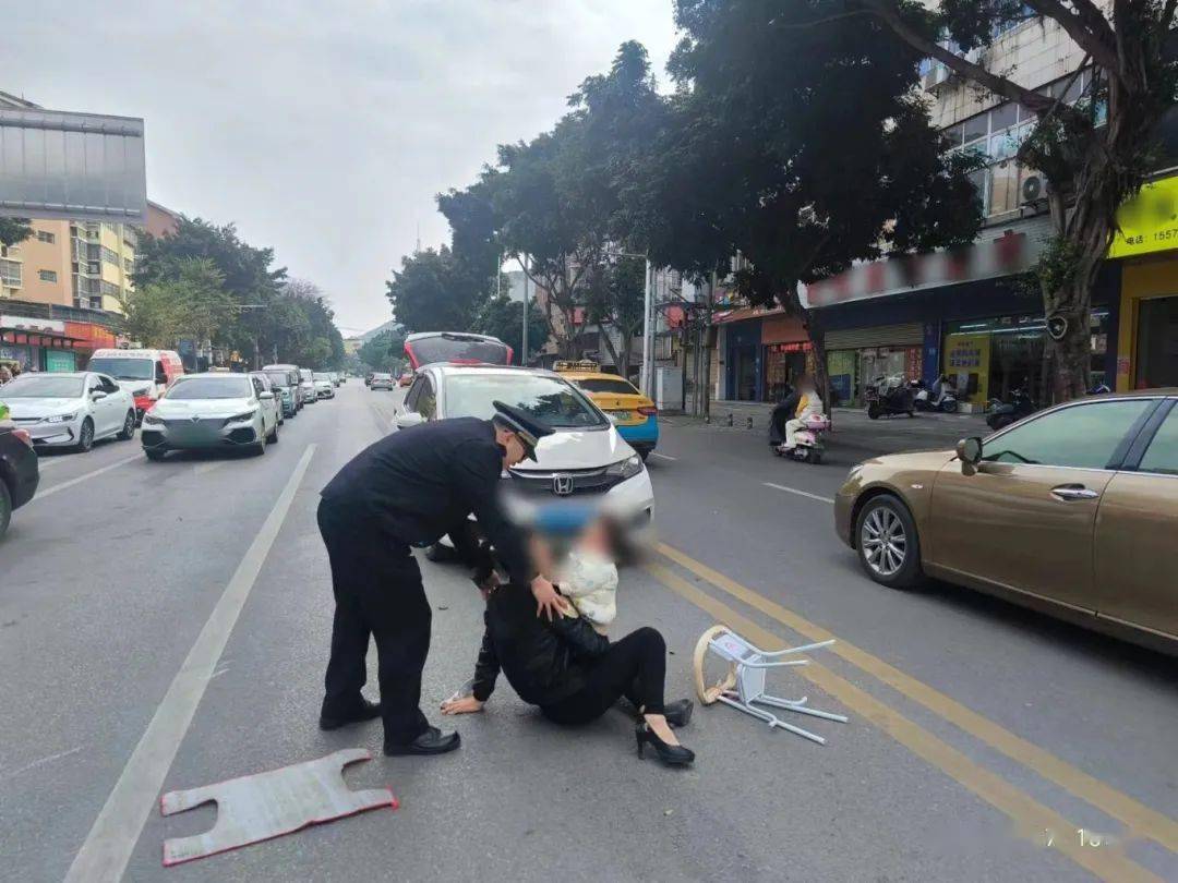 "小举动 大温暖" 行人摔倒在地,城管热心相助