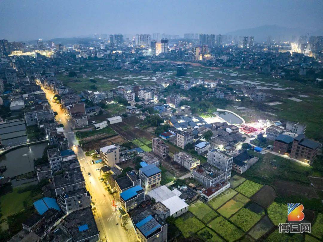 3月7日晚上,博白镇新仲村高阳垌庆祝"三八"妇女节首届联欢晚会在该村