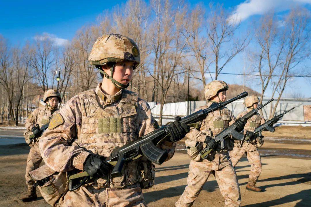 今天,军营中的每一个"她"都自带光环_训练_维和_女兵