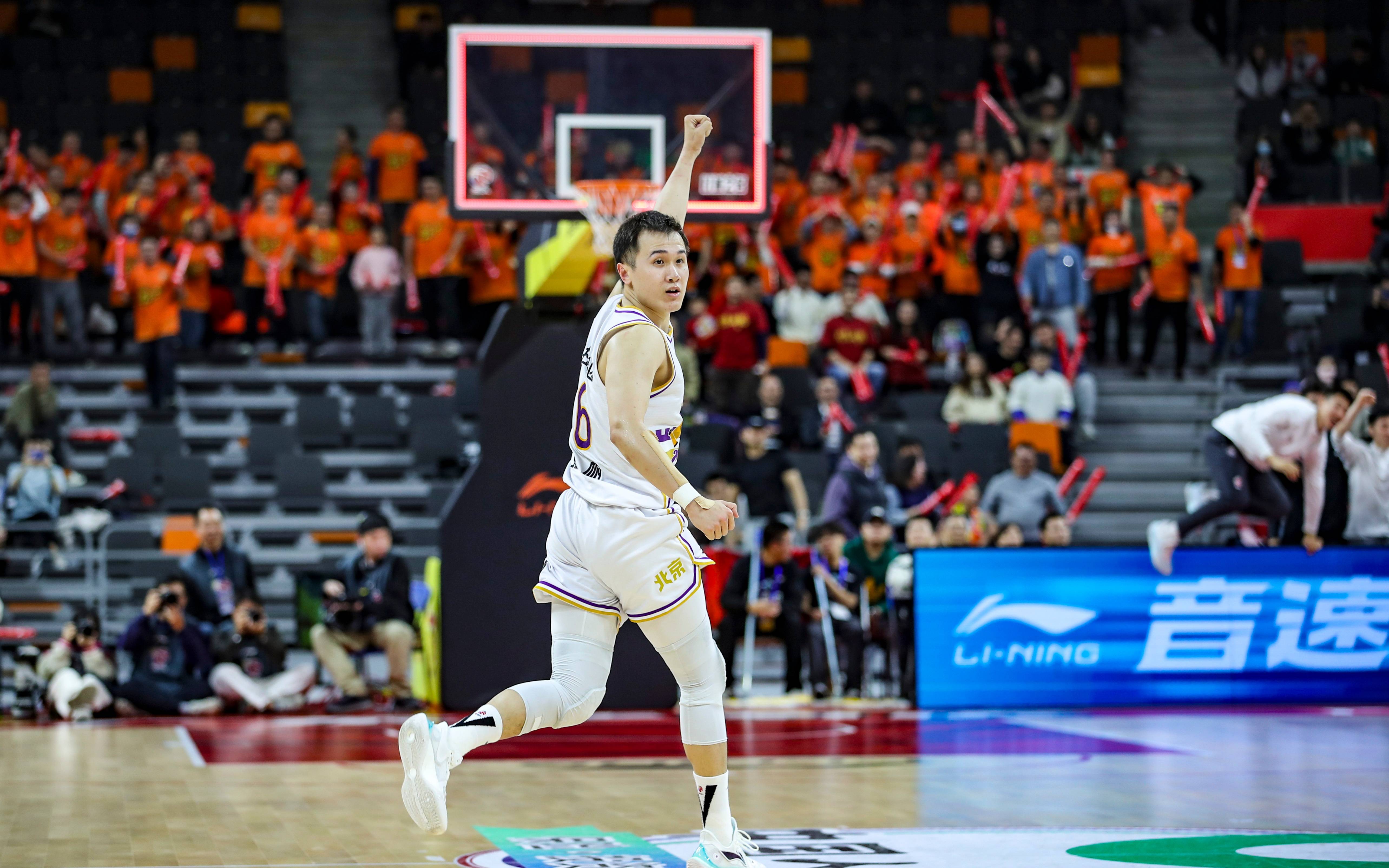 图/新华社新京报讯 (记者刘晨)3月7日晚,北控男篮客场挑战广东男篮