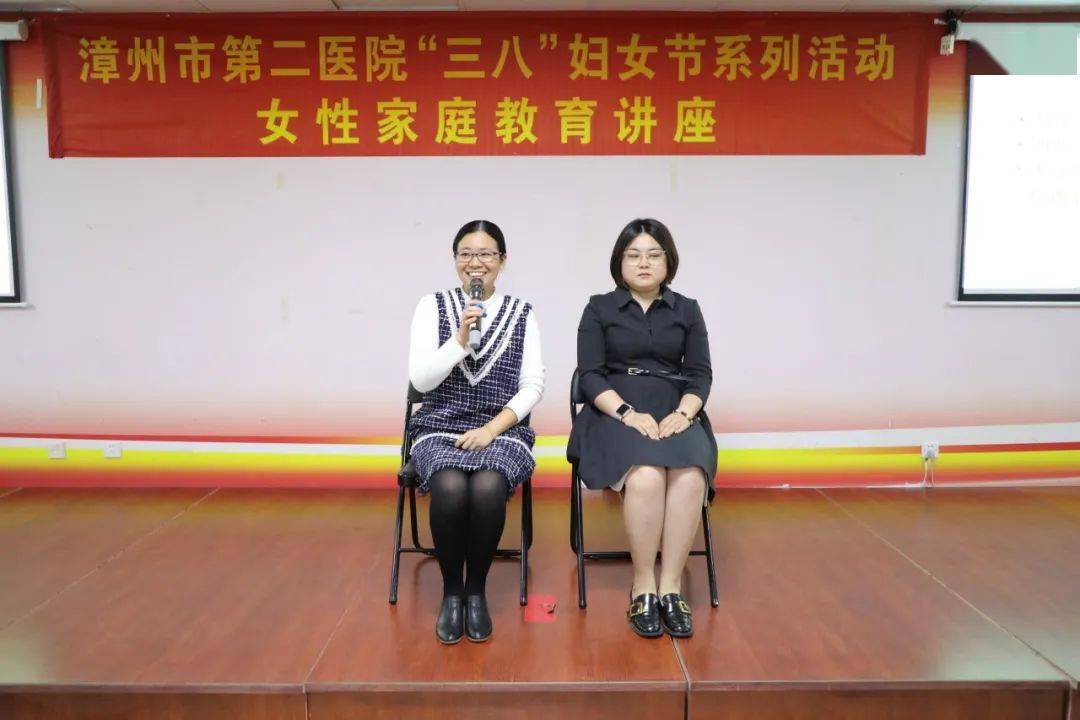 讲座中,黄老师结合丰富的实践经验,深入浅出地讲解了亲子沟通,家庭