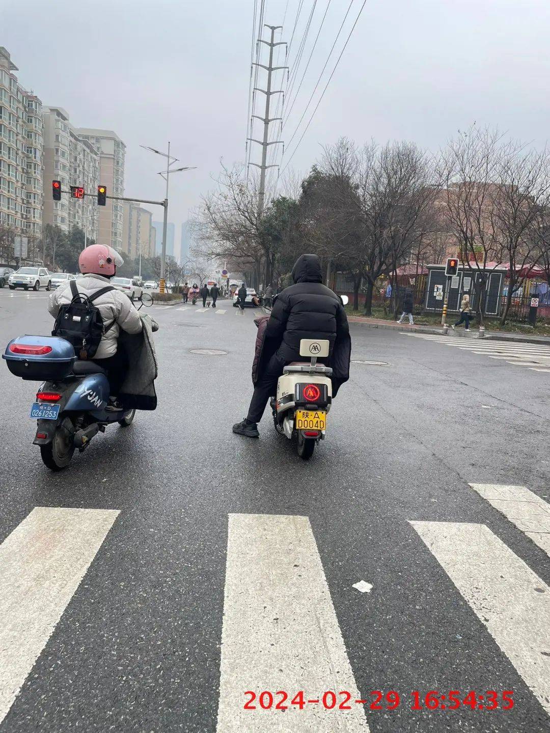 刚刚,西安交警通报!_头盔_摩托车_调整