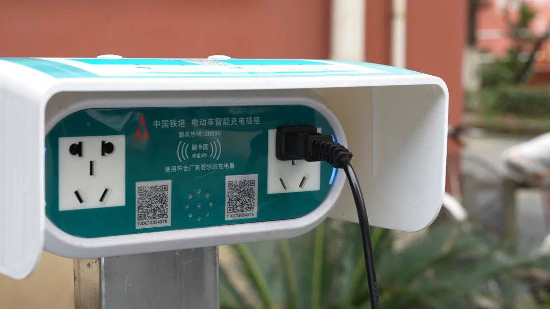 航华四村物业经理柴荷品表示:"铁塔公司充电桩是240个左右,居民反响还