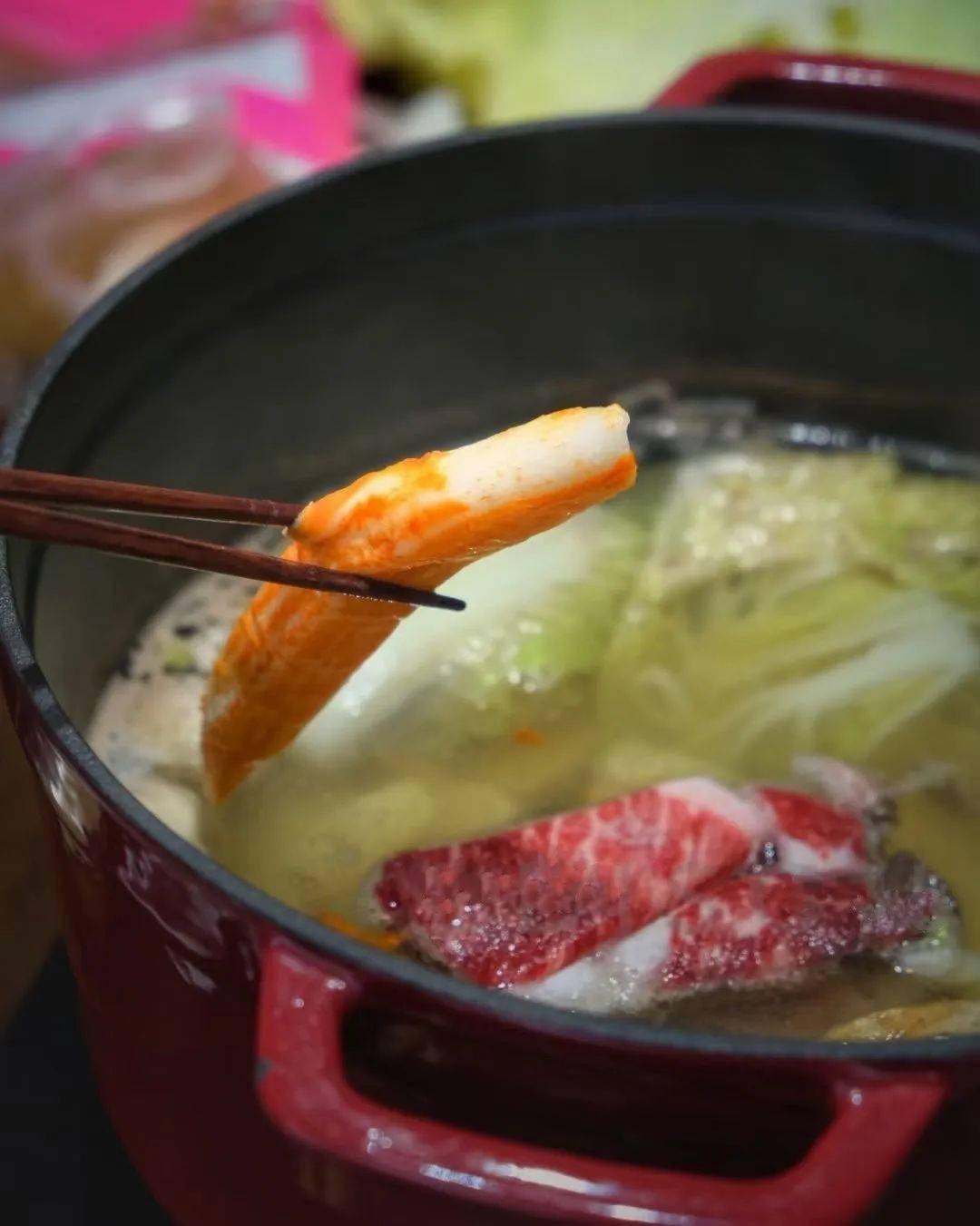 不像市面上的蟹柳都是淀粉,鱼肉也选用的是价格低廉的杂鱼为主,本品