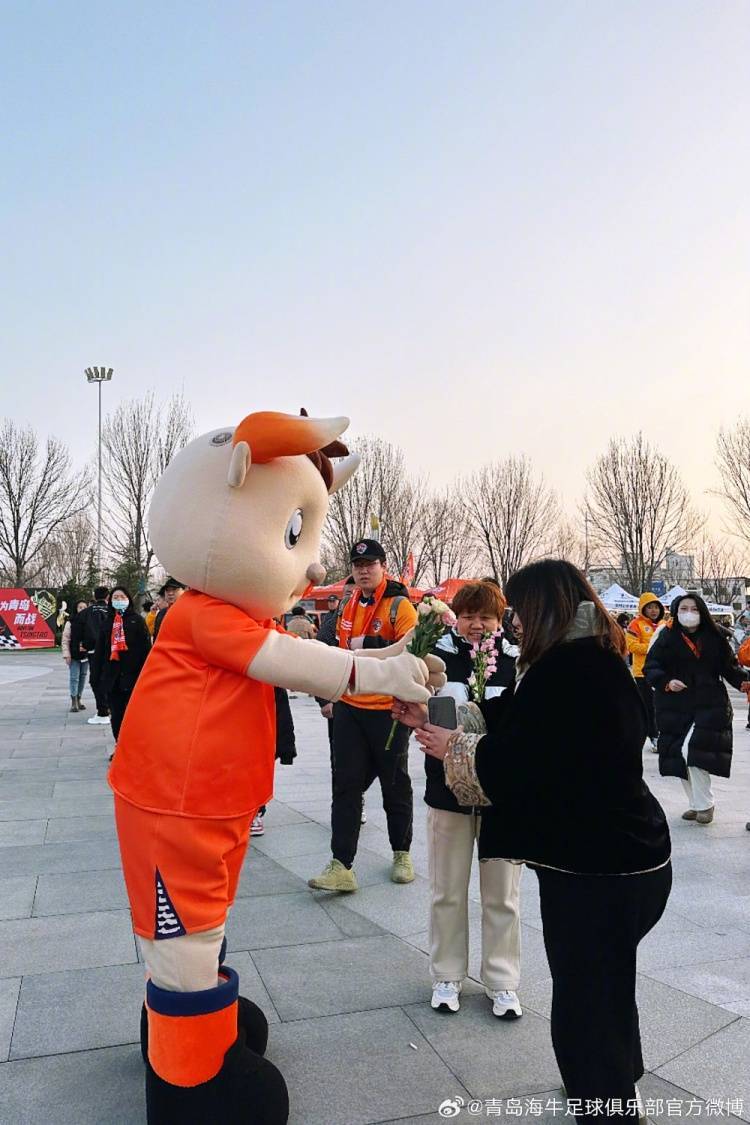 吉祥物犇犇亮相可爱的犇犇在第一个主场前和球迷们互动