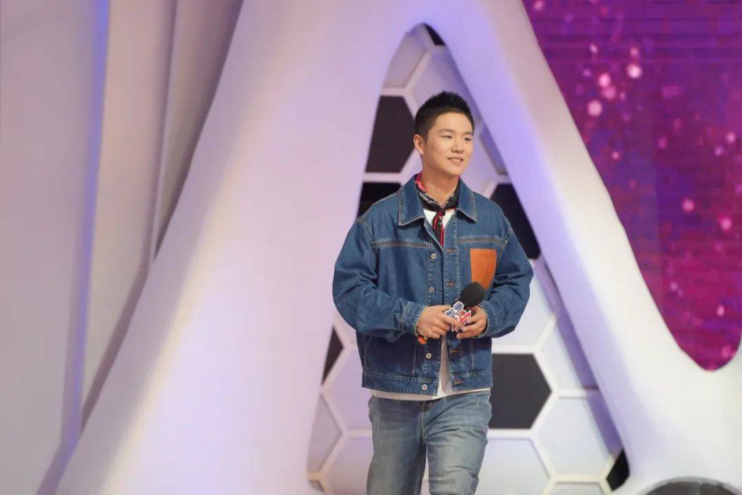 男嘉宾觉得爱情是两个人的事情,不管是开始还是结束都要有仪式感,不能