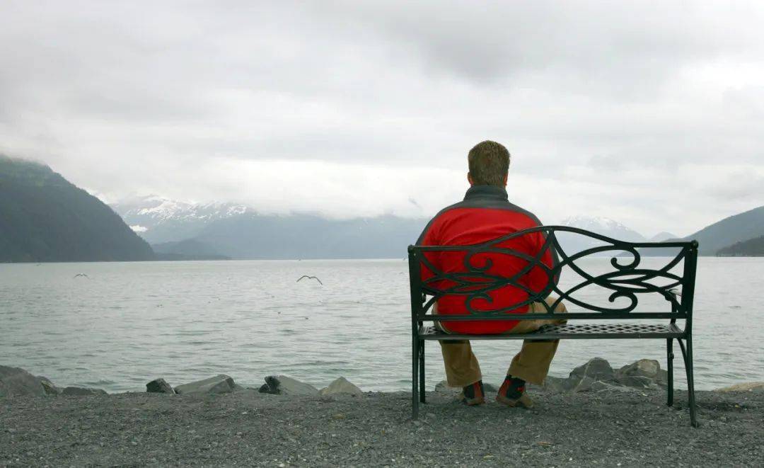 全球最孤独的小镇,街上没有人,全镇300人挤在一栋楼,闭门不出,唯一