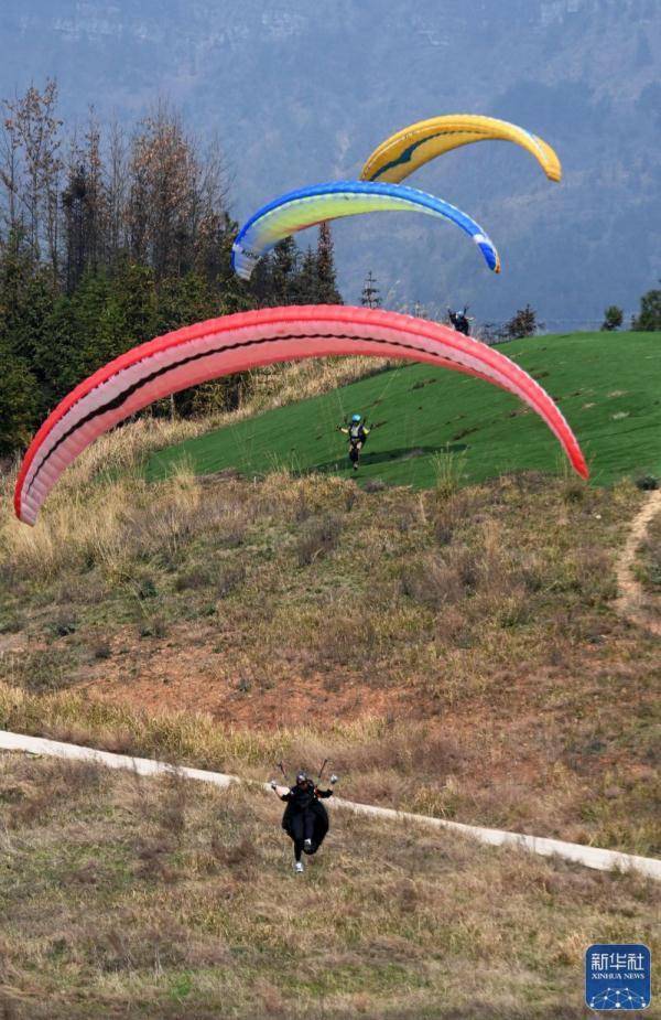 贵州黄平:春日滑翔正当时_旧州_新华社_爱好者