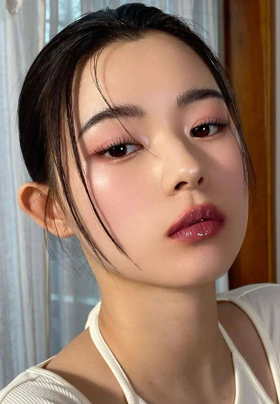 听说今年东亚女生更偏爱水光妆了