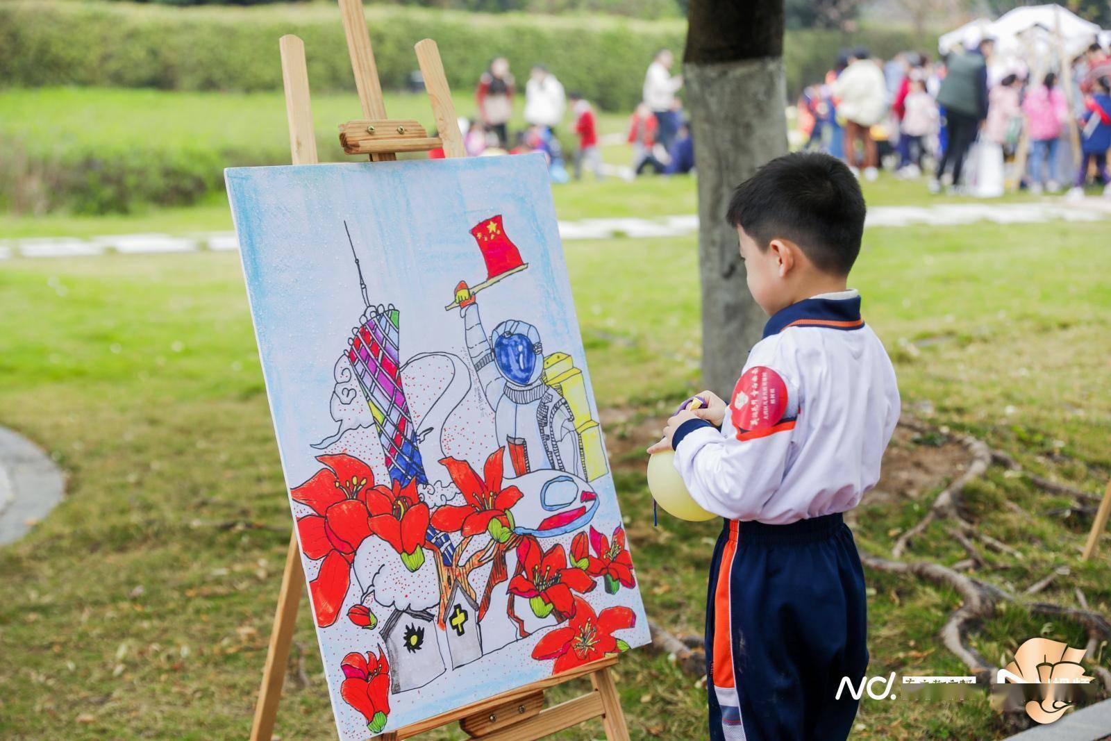 小学生在现场展出的一幅幅英雄花主题画前驻足欣赏.