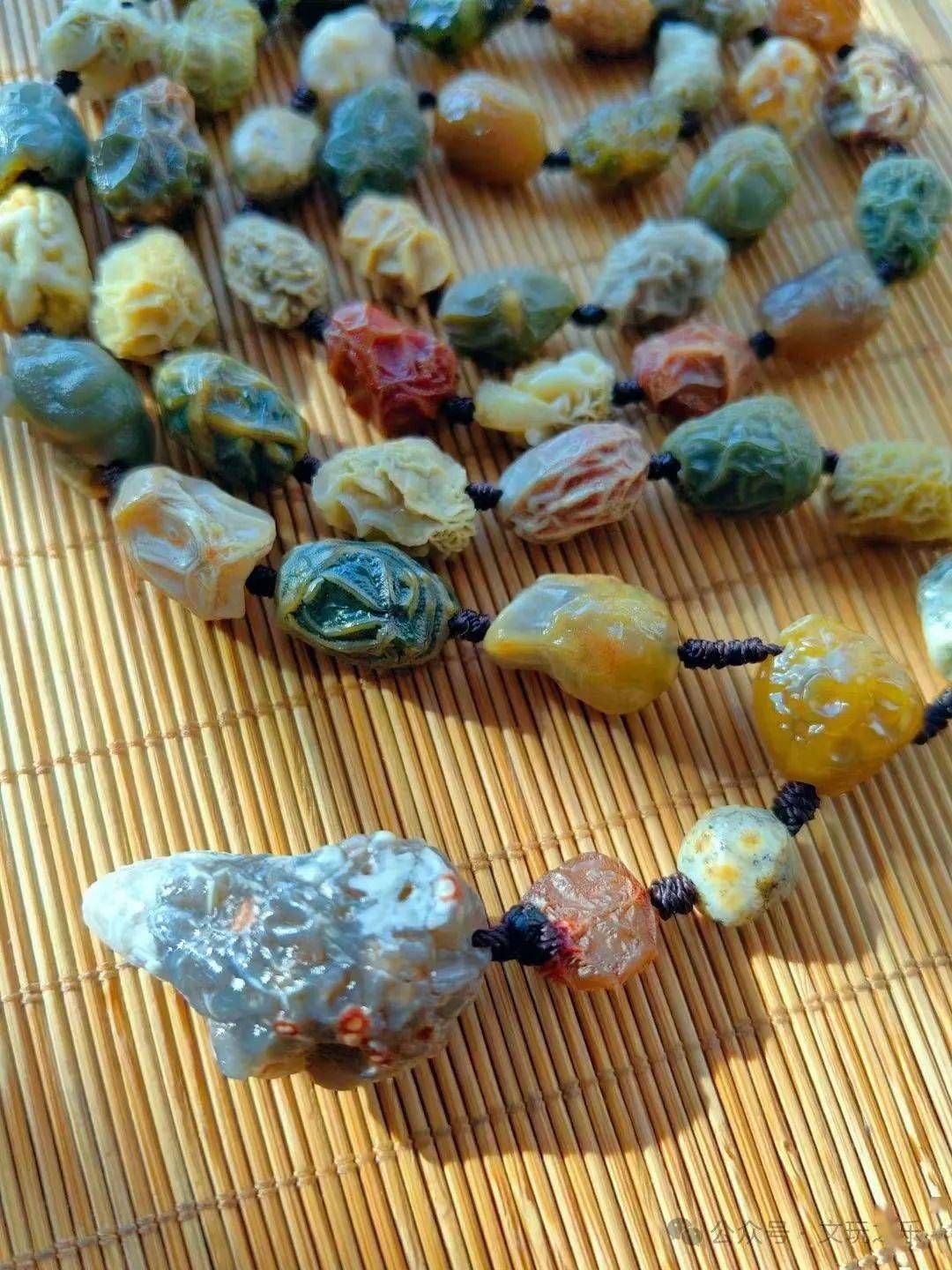 去阿拉善沙漠见到这种酷似经脉的石头一定收起来价格蛮贵的