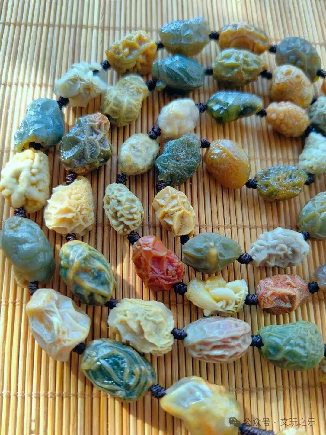 去阿拉善沙漠见到这种酷似经脉的石头一定收起来价格蛮贵的