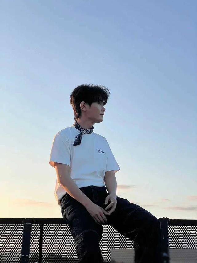 鹿晗闷声干大事,处女作空降惊喜,粉丝震惊之余幸福爆棚_低调_未来
