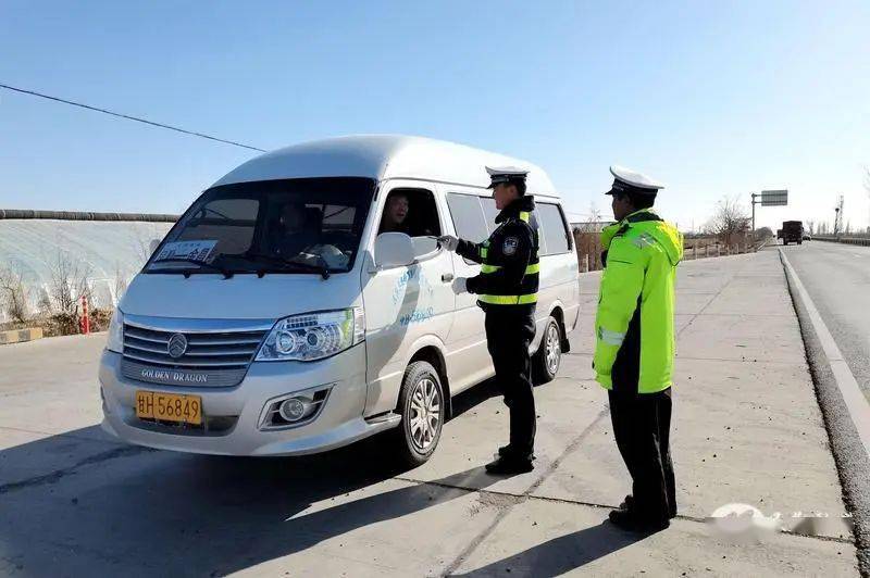 全力筑牢面包车安全"防护网" 张晓娇 摄行动中,民勤公安交警根据辖区